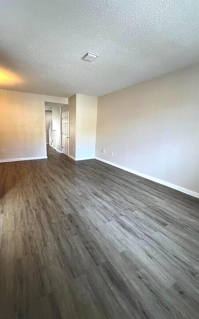 Foto del edificio - 978 NE 42nd Pl