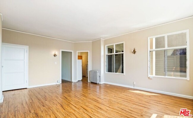 Building Photo - 634 S Gramercy Pl