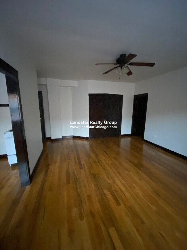 Foto del edificio - 4019 W Irving Park Rd