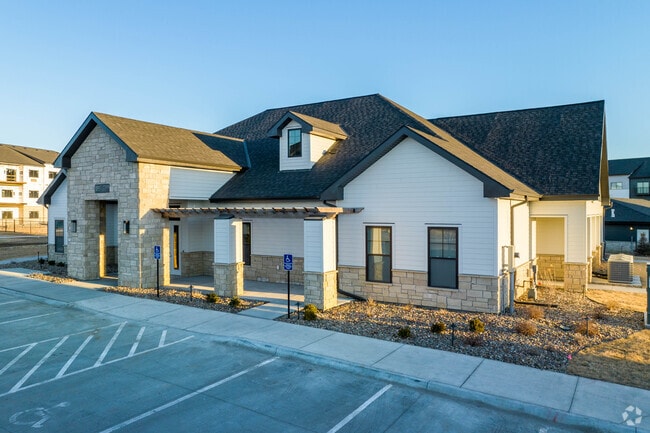 Building Photo - Mansions at Granite Falls