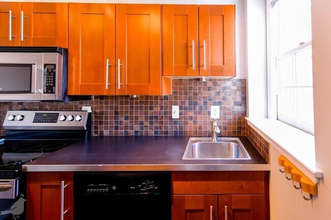 Foto del edificio - Lofted Living in McLean Gardens!