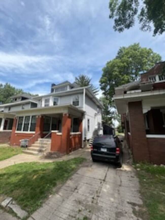 Building Photo - 1611 W Barker Ave
