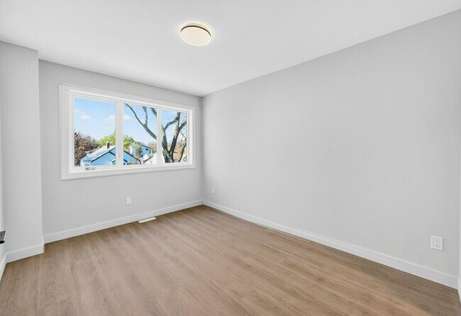 Photo du bâtiment - 10335-10135 135 St NW