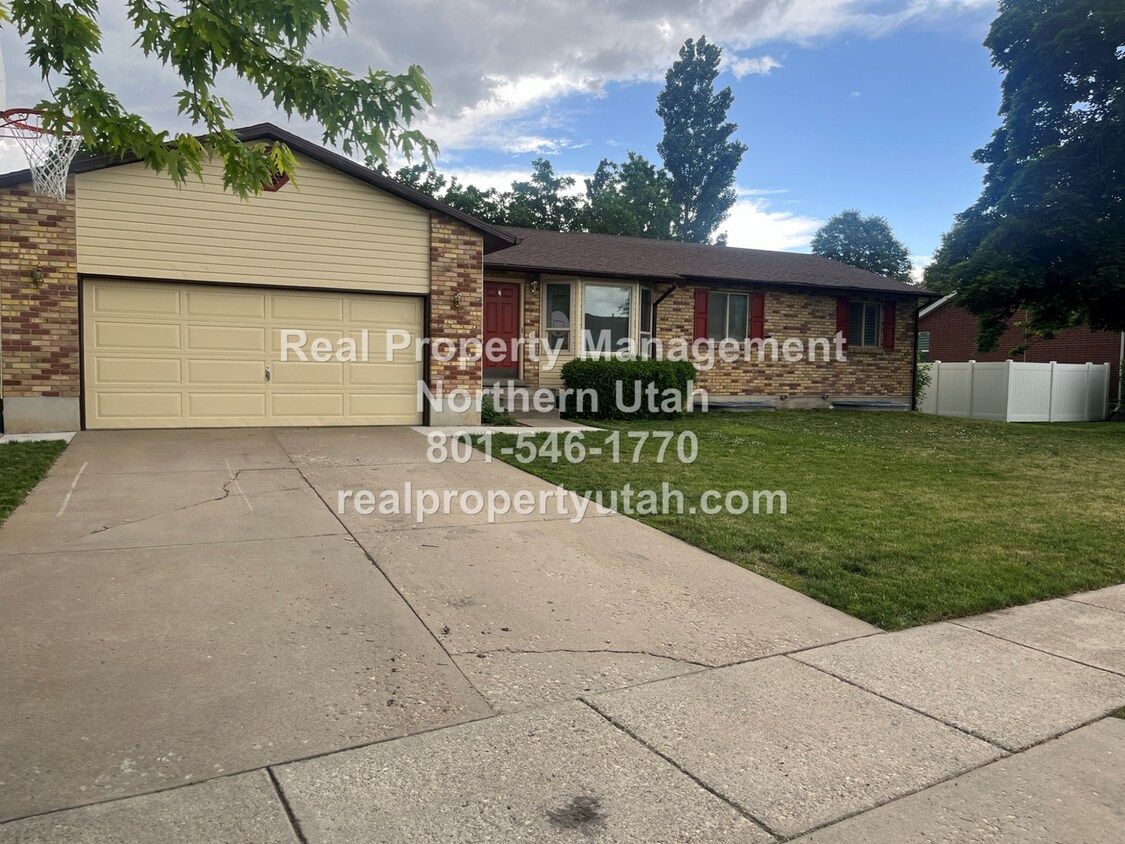 Foto principal - Large 5 Bedroom Home In Farmington Coming ...