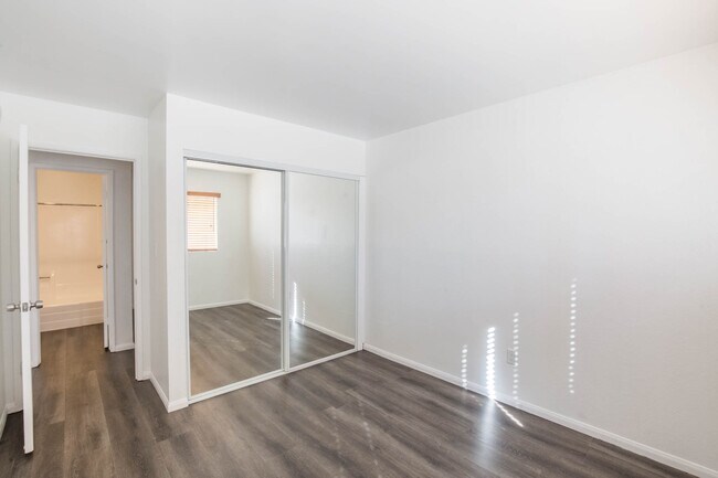 Foto del edificio - 7317 Haskell Avenue