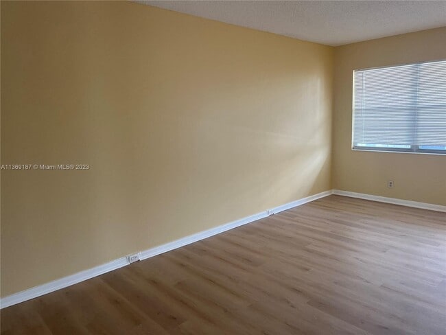 Building Photo - 3003 Hythe A