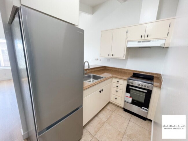 Foto del edificio - GOOD SIZED STUDIO - NEW LAMINATE HARDWOOD FLRS, NEW KITCHEN + BATH FEATURES!