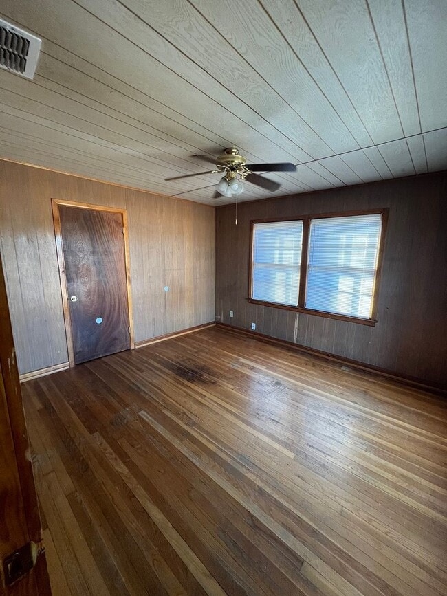 Foto del edificio - Wood Floors.