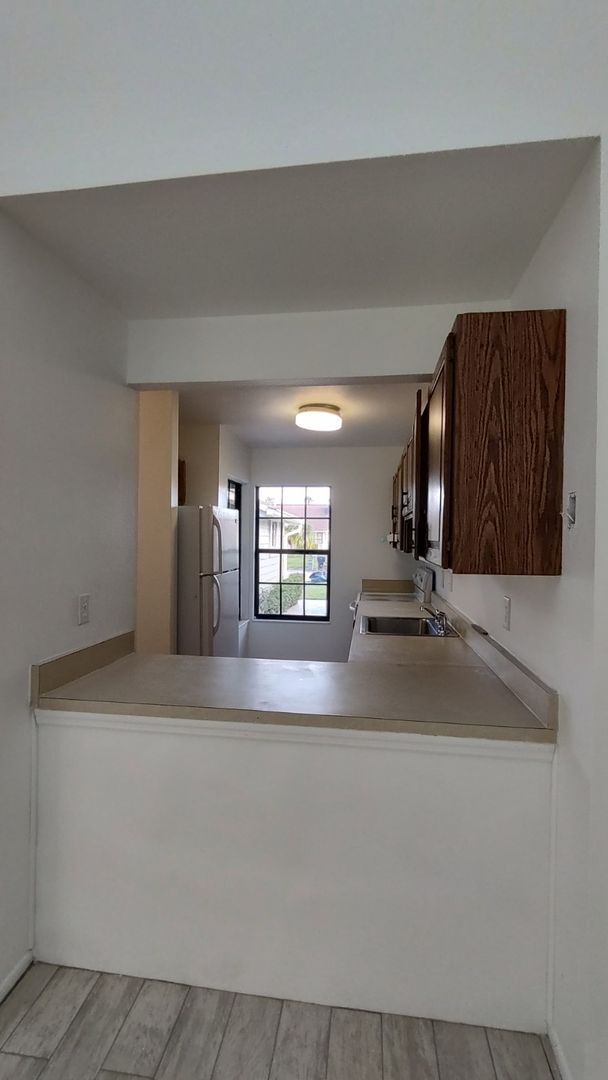Building Photo - Villas of Village Green 2 bedroom, 1 bath,...