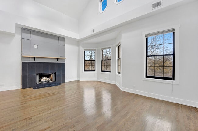 Building Photo - 3316 N Damen Ave