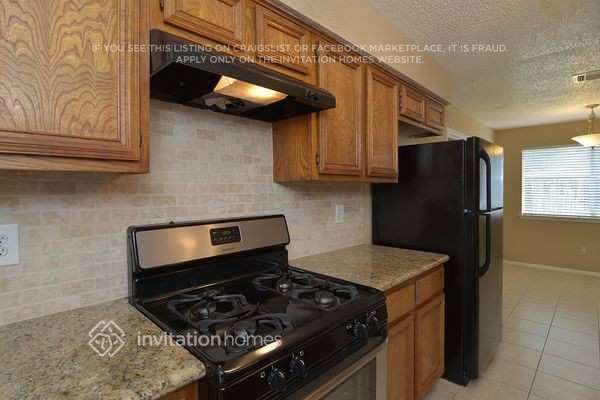 Foto del edificio - 5802 Longforest Dr