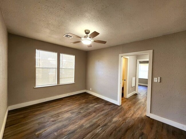 Building Photo - Fantastic 1 Bed 1 Bath Duplex in Shartel B...