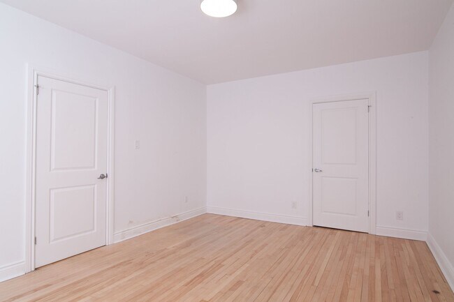 Building Photo - 3720 Chemin Queen Mary