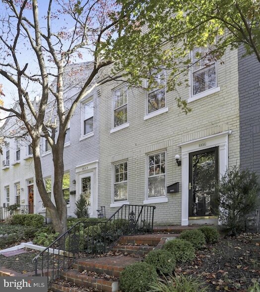 Foto principal - 2031 37th St NW