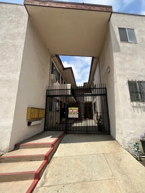 Building Photo - 3357 Oakhurst Ave.