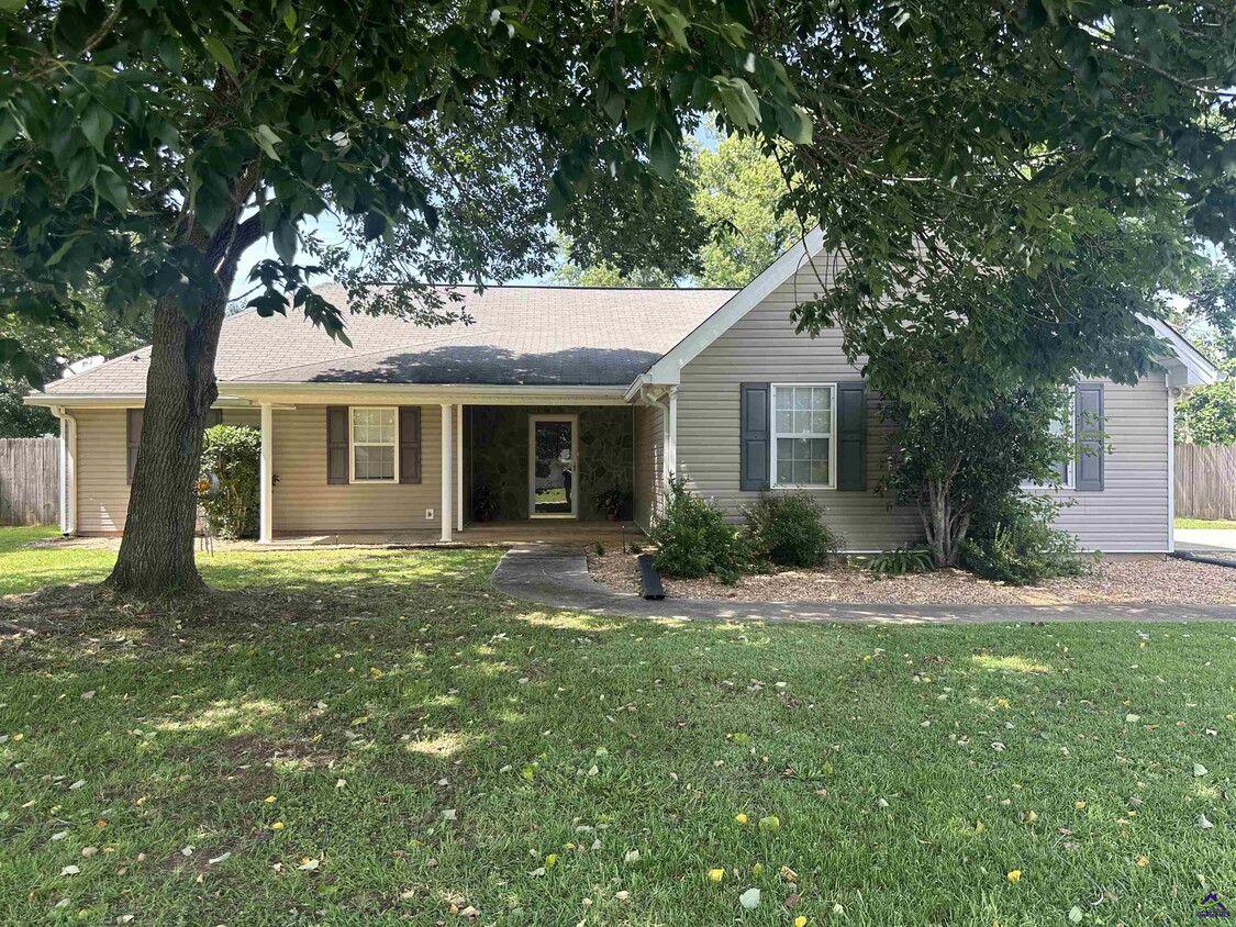Primary Photo - 100 Primrose Ln