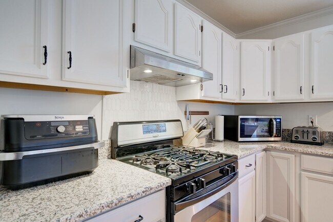 Foto del edificio - Valley West Three Bedroom Home with Large Fenced Yard