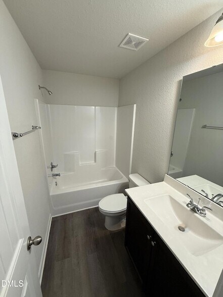 Foto del edificio - 2020 Wiggins Village Dr