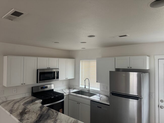 Building Photo - 1949 SW Timber Ave