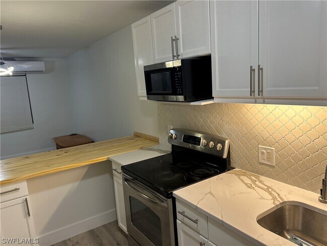 Foto del edificio - 826 Wiggins Pass Rd