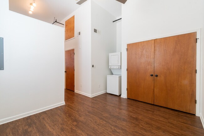 Dormitorio tipo loft con amplio armario y lavadora/secadora. - Westview Lofts