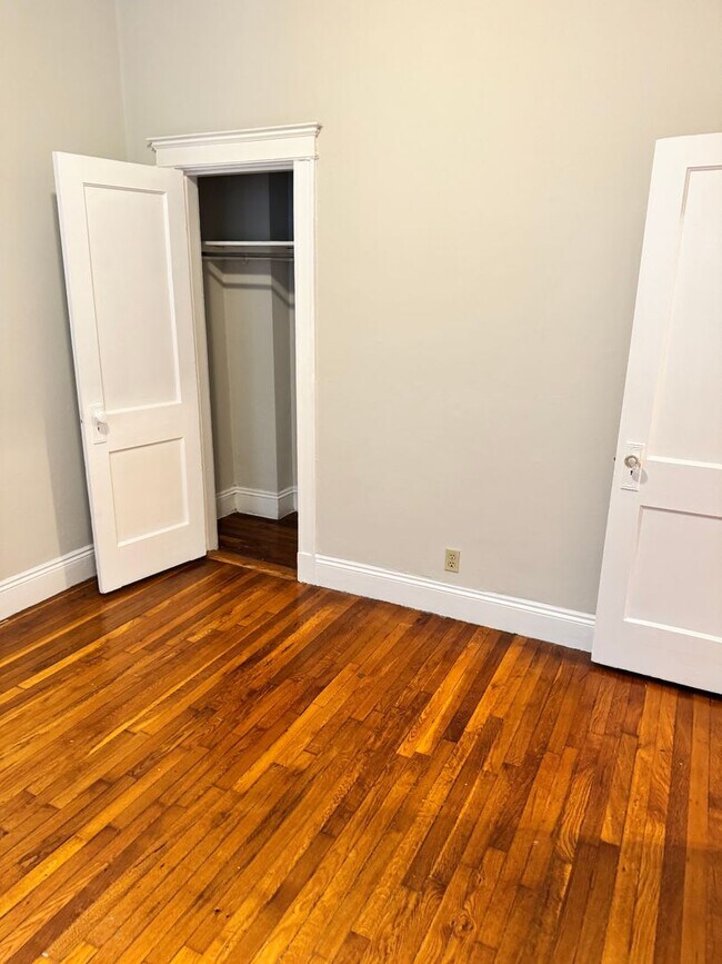 Building Photo - 2Bed/1Bath in Allston