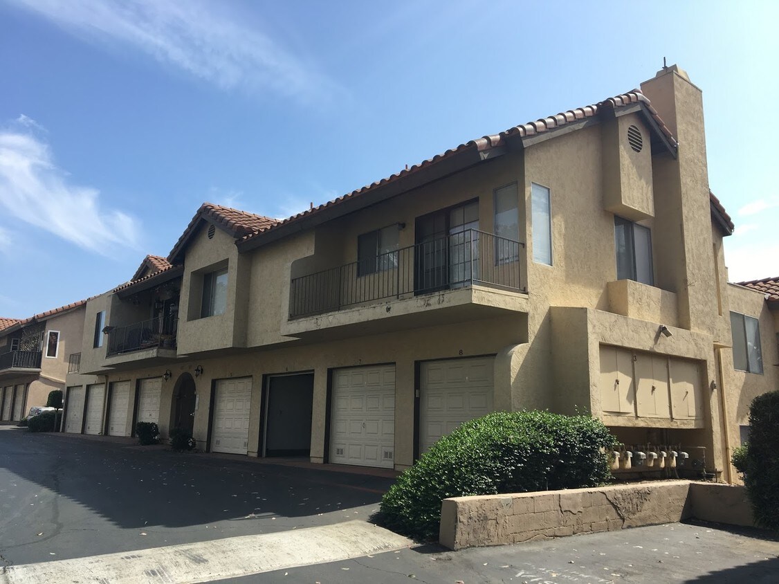 Front Corner Unit - 1033 Ficus Ln