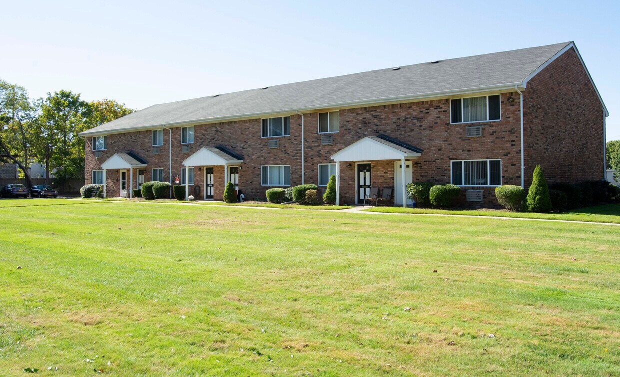 Brookwood at Sayville Apartments Sayville, NY