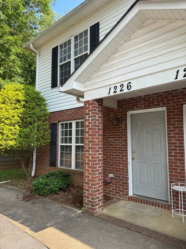 Foto principal - $1,150 | 2BR/1.5BA End Unit Townhouse – Sp...