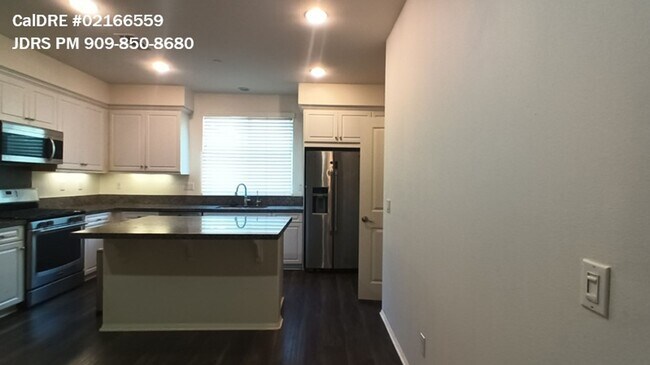 Foto del edificio - Eastvale 3 Bedroom Condo