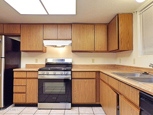 Foto del edificio - 4411 Buena Loma Way