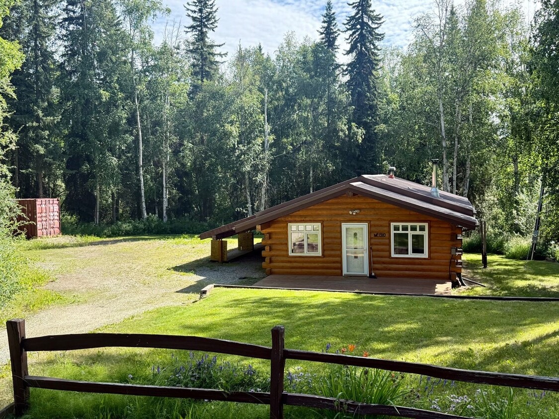 Primary Photo - 2bd, 1 bath House w/ Bonus Room for Rent!