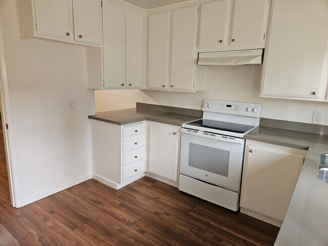 Foto del edificio - Renovated 2/2 Condo - Cupertino Schools - 2 Car Garage!