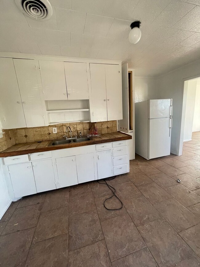 Building Photo - Beautiful 3 bed 2 bath home with attached ...