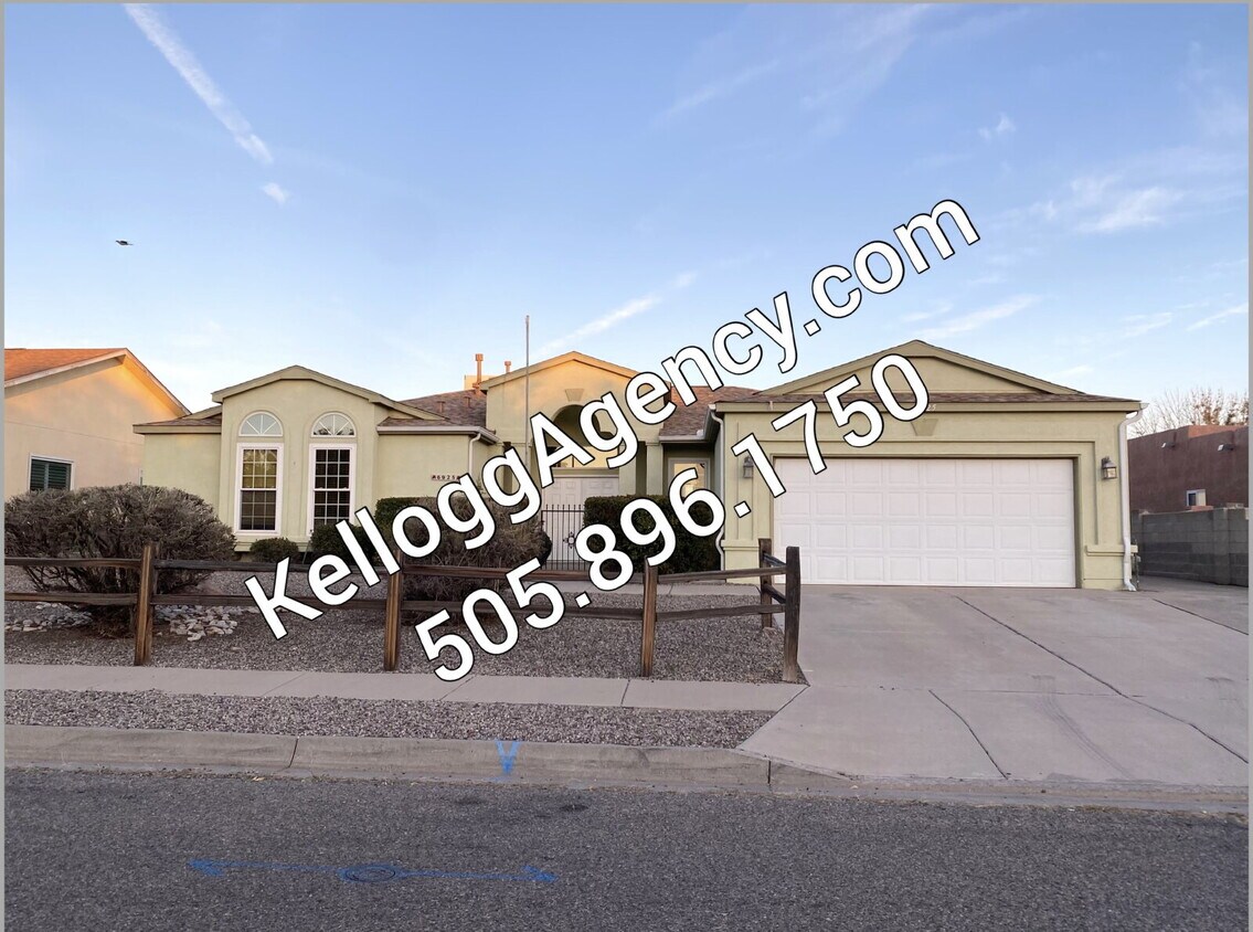 Foto principal - COMING SOON - Enchanted Hills - 4BR/2Bath