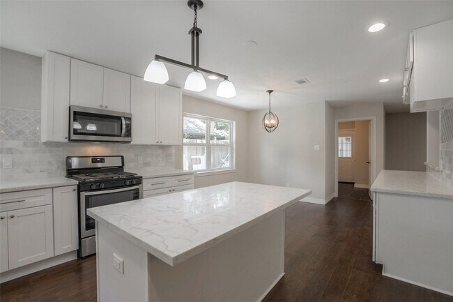 Building Photo - 730 Bison Dr