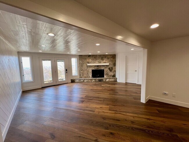 Foto del edificio - 425 Lakeview Way