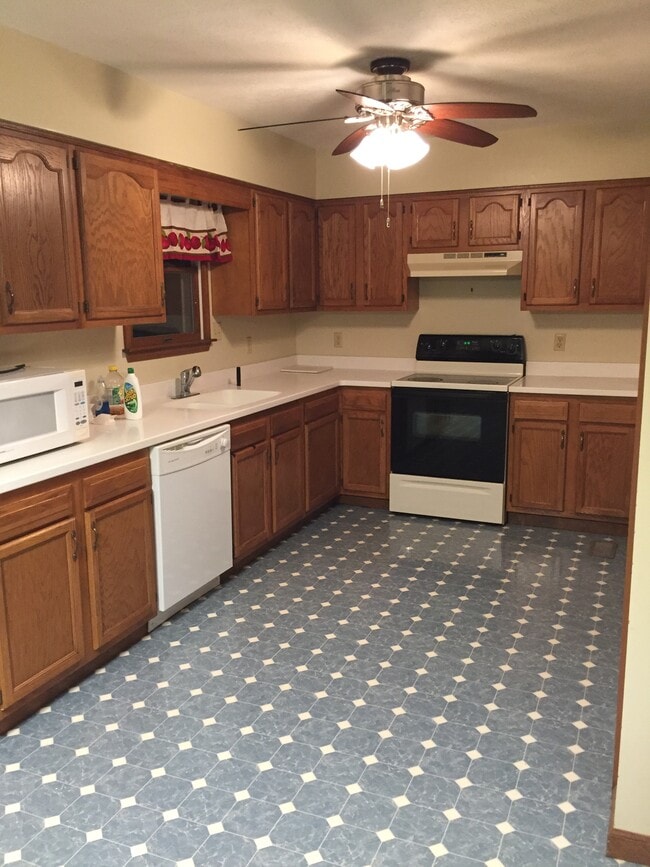 Kitchen - 380 Ironwood Dr