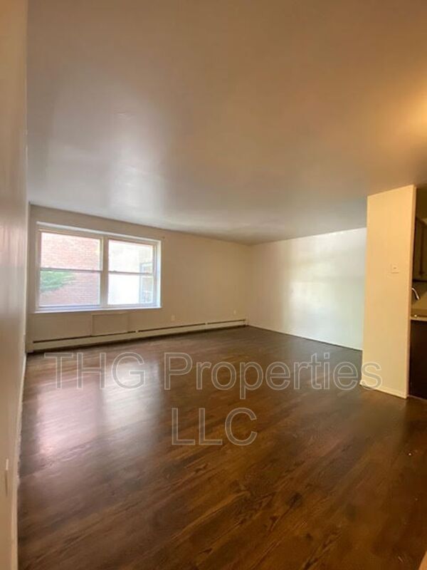 Building Photo - 610 E Front St