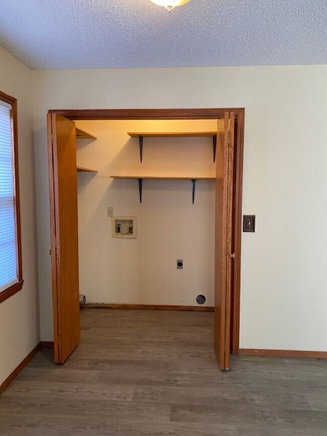 Building Photo - 3 Bed 2 Bath GREAT LOCATION!