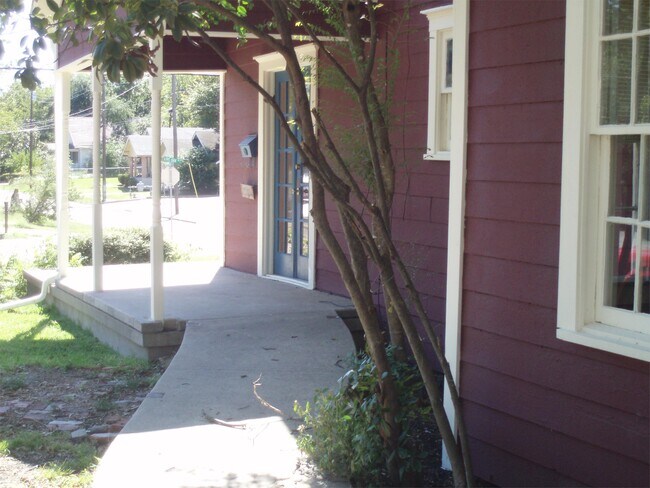 Building Photo - 1512 Live Oak St