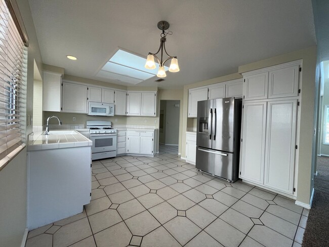 Building Photo - 4BR w/downstairs bed + bath in gated commu...