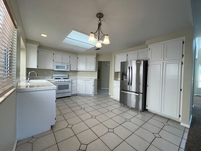 Foto del edificio - 4BR w/downstairs bed + bath in gated commu...