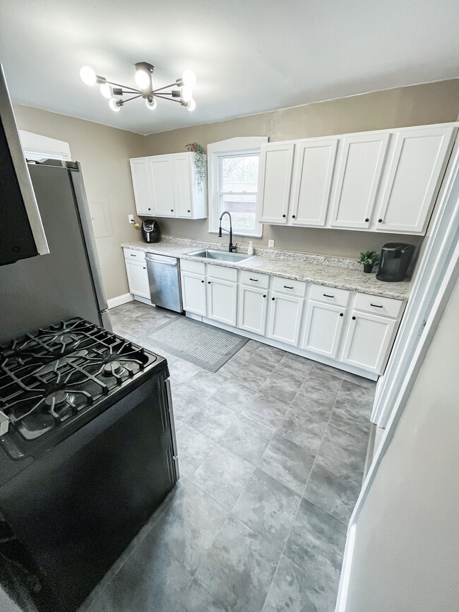 Kitchen - 457 S Maple Ave
