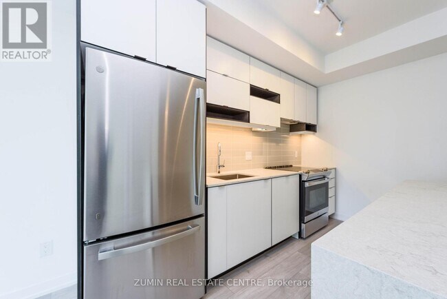 Photo du bâtiment - 4065-4065 Confederation Pkwy