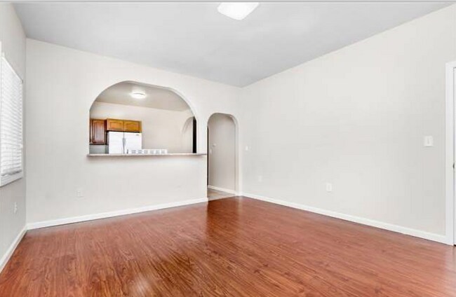Building Photo - 3028 Edgehill Dr