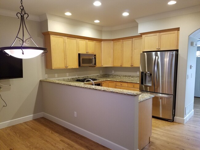 Foto del edificio - Stunning 4 Bedroom 3.5 Bath Lowry Townhome...