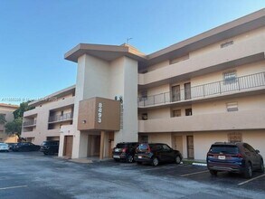 Building Photo - 8893 Fontainebleau Blvd