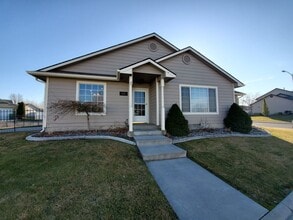 Building Photo - 2421 S Arthur Ct