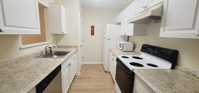 Foto del edificio - CLOSE TO CAMPUS 3/3 w/ Washer/Dryer, Lawn Maintenance Included, & More! $1875/month Avail startin...